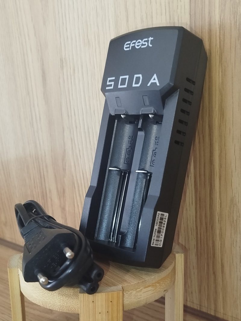SODA EFEST Chargeur d'accus Lithium sur secteur